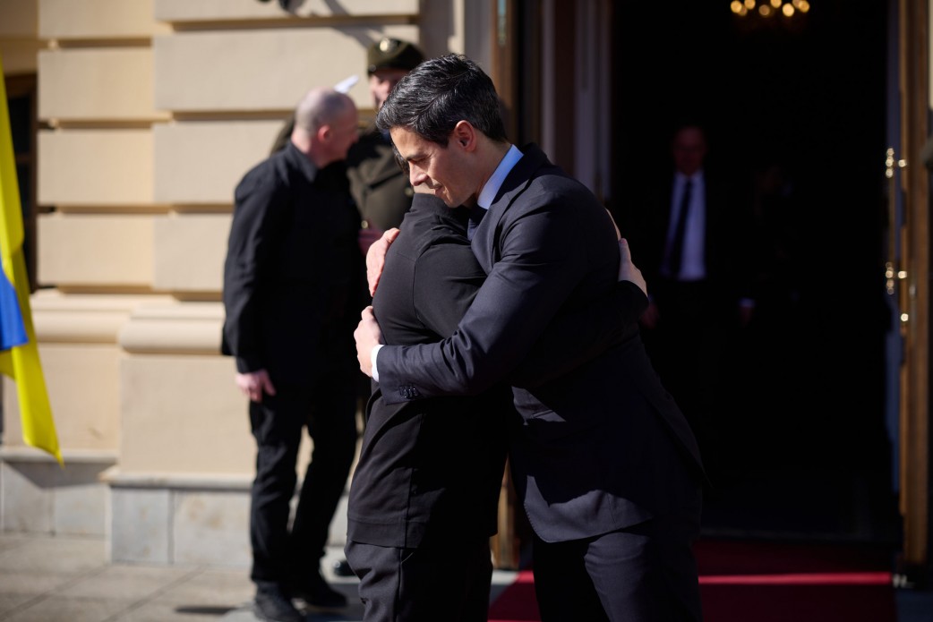Важливо, що разом з Нідерландами виробляємо зброю, і обовʼязково будемо цю нашу спільну роботу продовжувати – Президент України за підсумками зустрічі з Прем’єр-міністром Нідерландів Важливо, що разом з Нідерландами виробляємо зброю, і обовʼязково будемо цю нашу спільну роботу продовжувати – Президент України за підсумками зустрічі з Прем’єр-міністром Нідерландів