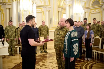 Сьогодні ми відзначаємо важливий день – день тих людей, які не залишаються осторонь – Президент під час нагородження українських добровольців