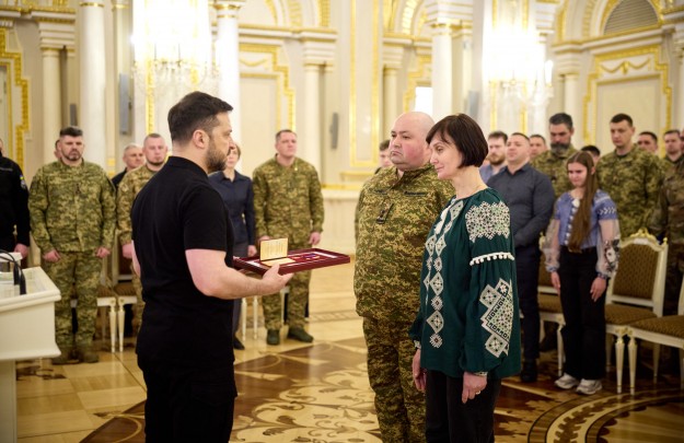 Сьогодні ми відзначаємо важливий день – день тих людей, які не залишаються осторонь – Президент під час нагородження українських добровольців