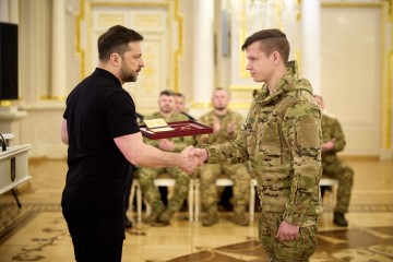 У День українського добровольця Президент відзначив державними нагородами воїнів і цивільних