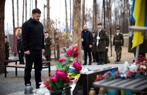 Президент вшанував пам’ять захисників, які загинули під час оборони та звільнення Мощуна