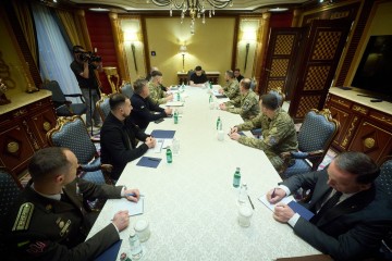 Президент зустрівся з українськими військовими експертами, які працюють у Саудівській Аравії