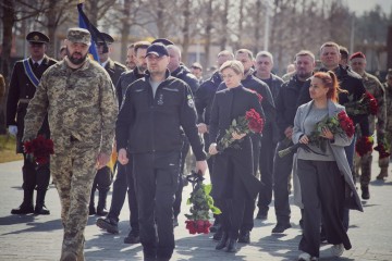 На території Національного військового меморіального кладовища за участю керівництва Офісу Президента відбулася церемонія почесного поховання захисників України