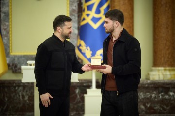 Володимир Зеленський відзначив державними нагородами представників кримськотатарського народу
