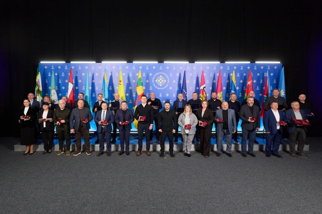 Володимир Зеленський відзначив нагородами представників органів місцевого самоврядування та військових адміністрацій і вручив почесні відзнаки «Місто-герой України» 