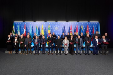 Володимир Зеленський відзначив нагородами представників органів місцевого самоврядування та військових адміністрацій і вручив почесні відзнаки «Місто-герой України» 