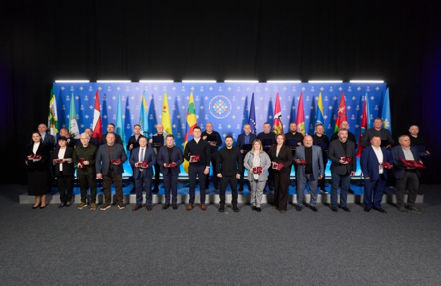 Володимир Зеленський відзначив нагородами представників органів місцевого самоврядування та військових адміністрацій і вручив почесні відзнаки «Місто-герой України» 