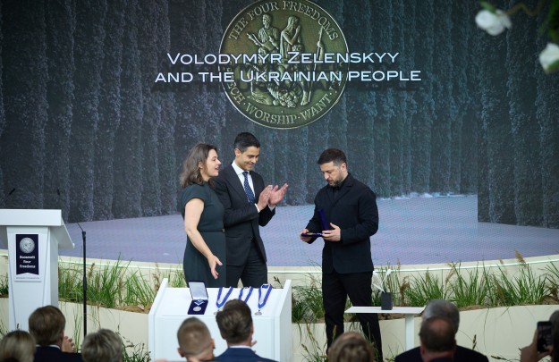 Володимир Зеленський отримав нагороду Four Freedoms Awards від імені всього Українського народу