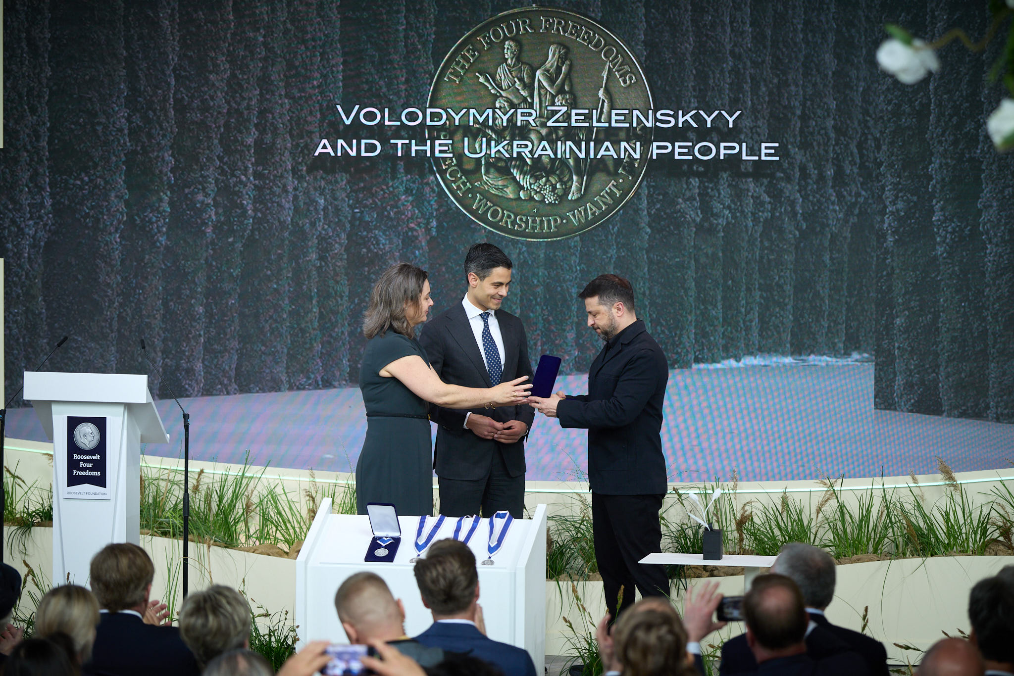 У нідерландському місті Мідделбург Президент Володимир Зеленський від імені всього Українського народу отримав нагороду Four Freedoms Awards за мужність і стійкість у боротьбі за свободу, 16 квітня 2026 року.