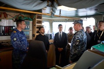 Володимир Зеленський і Роб Єттен зустрілися з українськими військовими, які навчаються на протимінному кораблі