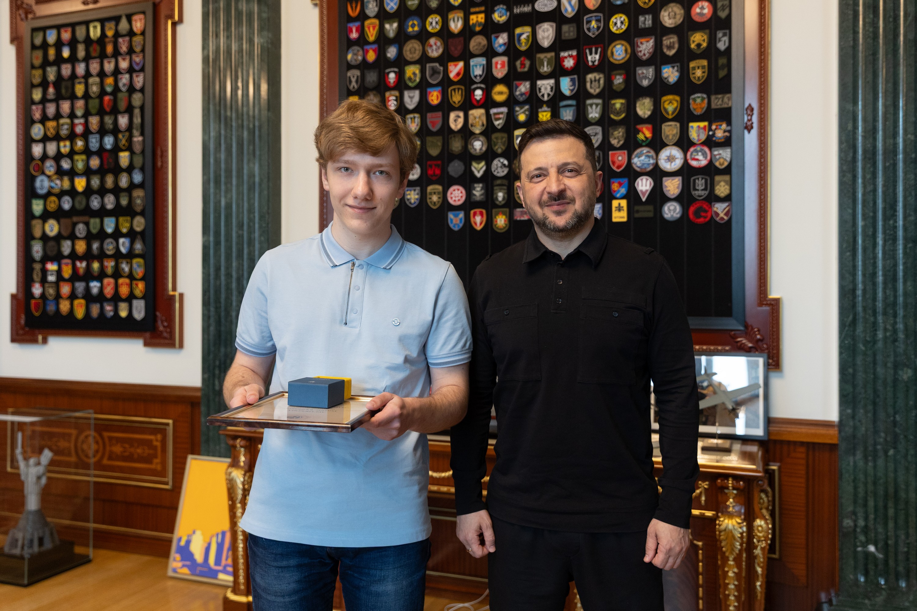 Президент Володимир Зеленський вручив відзнаку «Майбутнє України» 17-річному шахісту Роману Дегтярьову, що став першим в історії переможцем чемпіонату Європи, не маючи звання гросмейстера, 21 квітня 2026 року.