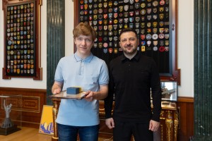 Президент Володимир Зеленський вручив відзнаку «Майбутнє України» 17-річному шахісту Роману Дегтярьову, що став першим в історії переможцем чемпіонату Європи, не маючи звання гросмейстера, 21 квітня 2026 року.