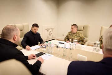 В Азербайджані Президент зустрівся з українською експертною командою, яка ділиться досвідом та експертизою в захисті неба 