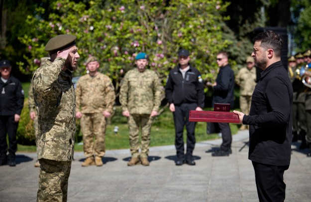 Президент привітав українських піхотинців із професійним святом і відзначив їх державними нагородами