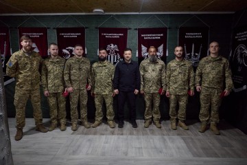 На пункті управління 67-ї ОМБр Володимир Зеленський обговорив з воїнами наявні дефіцити в постачанні та збільшення кількості НРК