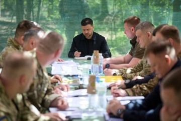 Захист інфраструктури, посилення РЕБ та ремонт доріг: Президент провів нараду щодо безпекової ситуації на Дніпровщині