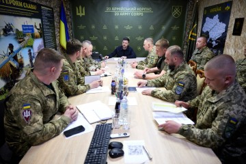 Посилення спроможностей для мідлстрайків та збільшення фінансування для бойових батальйонів: Володимир Зеленський зустрівся з воїнами, що входять до складу 20-го армійського корпусу