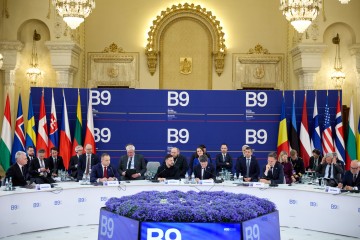 Я переконаний, що всім нам потрібні двосторонні Drone Deals – угоди, які допоможуть інтегрувати кожен елемент національної оборони – Президент під час саміту «Бухарестської дев’ятки»