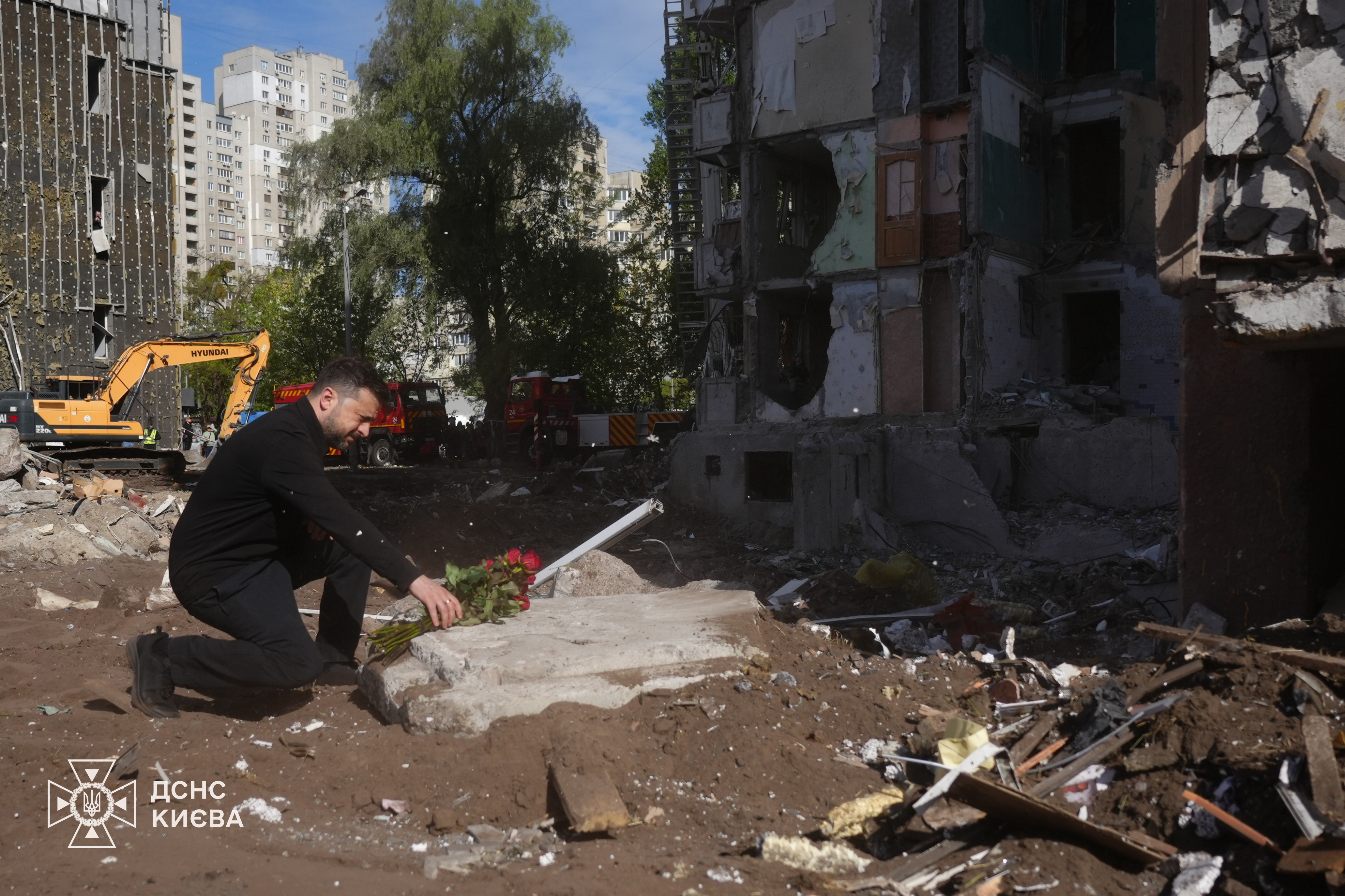 Володимир Зеленський ушанував пам’ять загиблих на місці житлового будинку в Дарницькому районі Києва, зруйнованого внаслідок удару російської ракети, 15 травня 2026 року.