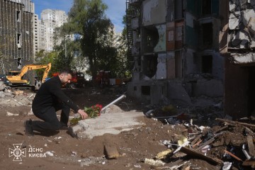 Президент ушанував пам’ять загиблих унаслідок російського удару по житловому будинку в Києві 14 травня