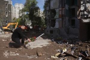 Володимир Зеленський ушанував пам’ять загиблих на місці житлового будинку в Дарницькому районі Києва, зруйнованого внаслідок удару російської ракети, 15 травня 2026 року.