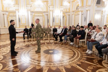 Пʼятий рік ми стоїмо проти ворога, який більший, ніж ми, але який не досягає того, чого хоче – Президент під час вручення державних нагород українським воїнам