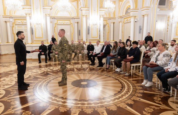 Пʼятий рік ми стоїмо проти ворога, який більший, ніж ми, але який не досягає того, чого хоче – Президент під час вручення державних нагород українським воїнам