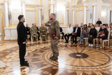Президент вручив державні нагороди захисникам України і родинам загиблих воїнів