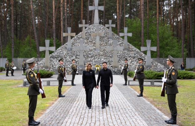 У День пам’яті жертв політичних репресій Президент і перша леді вшанували загиблих у Національному історико-меморіальному заповіднику «Биківнянські могили»