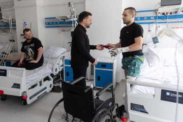 На Рівненщині Володимир Зеленський зустрівся з пораненими захисниками та відзначив їх державними нагородами