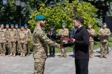Президент привітав воїнів морської піхоти з професійним святом та відзначив їх державними нагородами 