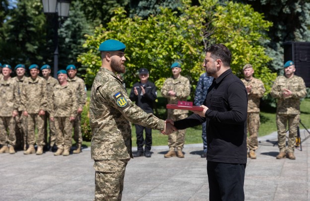 Президент привітав воїнів морської піхоти з професійним святом та відзначив їх державними нагородами 