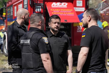На місцях російських ударів по Києву в ніч на 24 травня Президент подякував усім, хто ліквідує наслідки й допомагає постраждалим
