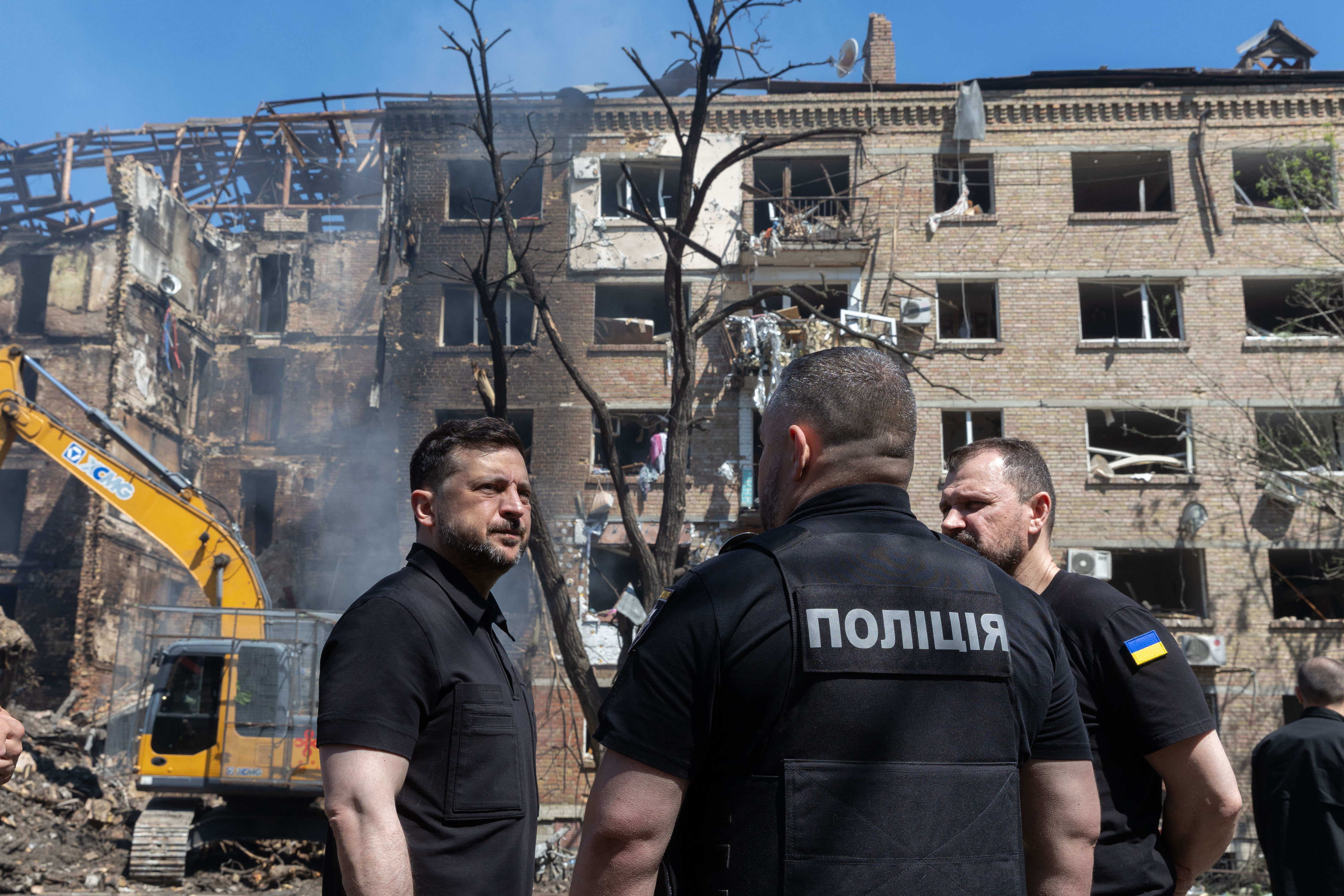 Президент України Володимир Зеленський перевірив виконання аварійних робіт на вулиці Дегтярівській та в Національному музеї «Чорнобиль» у Києві після російських ударів, 24 травня 2026 року. 