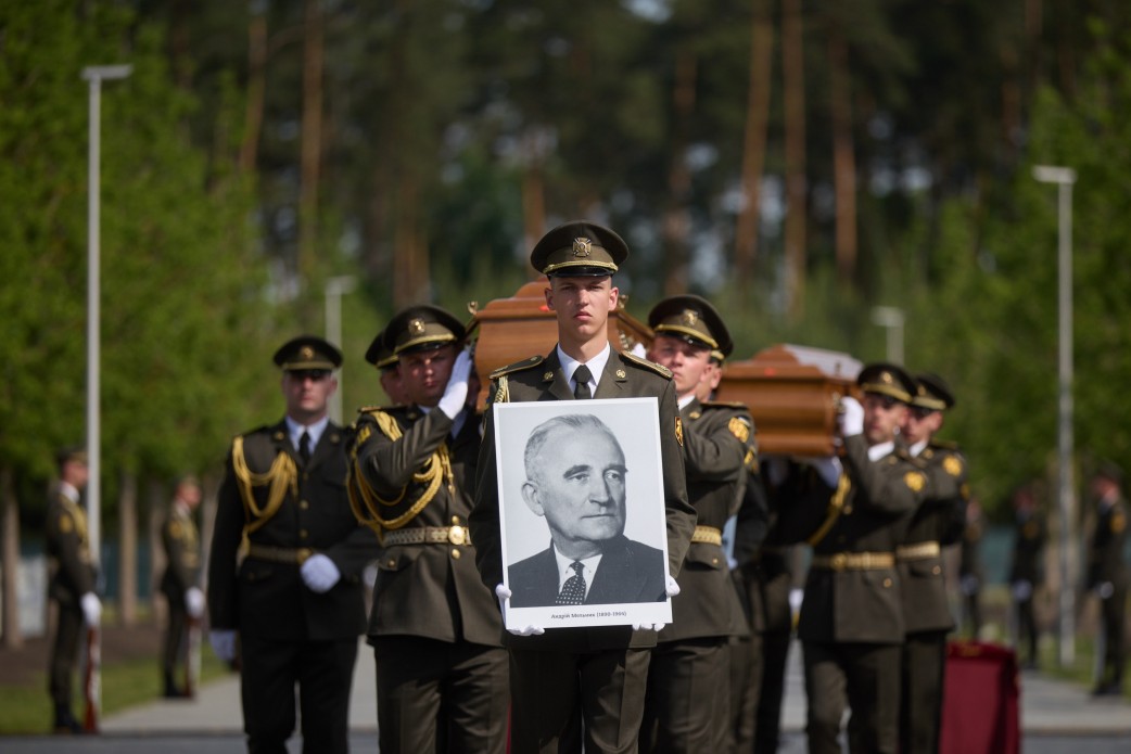 Участь Президента в церемонії перепоховання Андрія Мельника та його дружини Софії