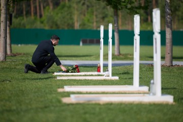 Президент узяв участь у церемонії перепоховання Андрія Мельника та його дружини Софії Федак-Мельник на Національному військовому меморіальному кладовищі