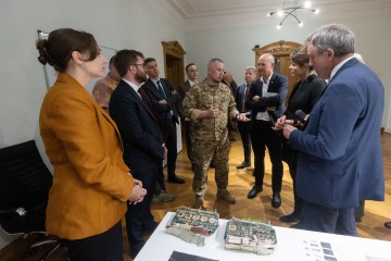 Європейським послам продемонстрували іноземні компоненти з  російських ракет і дронів, випущених по Україні під час удару в ніч на 24 травня
