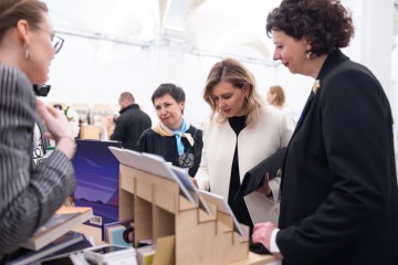 Олена Зеленська відвідала «Книжковий Арсенал» і передала українським воїнам придбану книжку