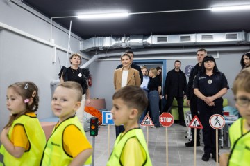 На Миколаївщині Олена Зеленська відвідала укриття та будинки для великих прийомних родин, створені за підтримки її Фундації
