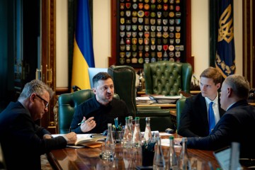 Володимир Зеленський і Кір Стармер обговорили підготовку до зустрічей та перемовин щодо зброї для оборони та щодо дипломатії для завершення війни 