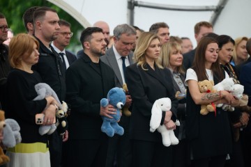 Президент і перша леді вшанували пам’ять дітей, яких убила Росія