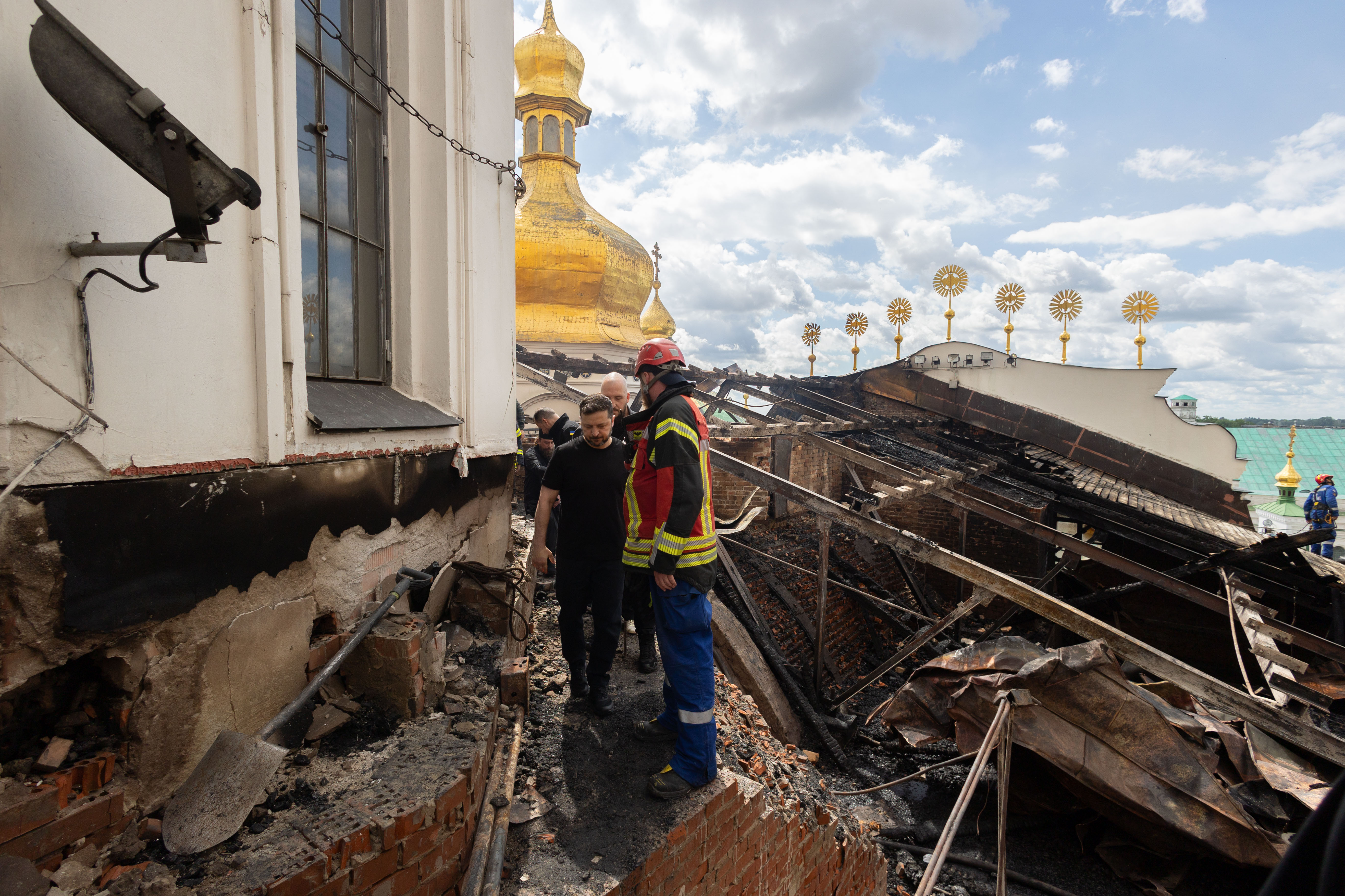 Президент України Володимир Зеленський на території Києво-Печерської лаври – одному з місць, по якому Росія завдала удару в ніч на 15 червня 2026 року.
