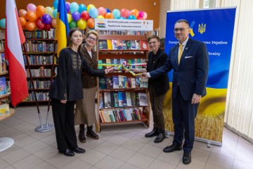 Від початку цього року україномовні аудіогіди запрацювали ще в п’яти європейських країнах, також з’явилося 25 нових українських книжкових поличок – Олена Зеленська