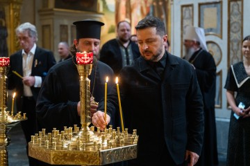 У Києво-Печерській лаврі Президент та перша леді помолилися за Україну разом зі священниками з різних регіонів, які постраждали від російської агресії