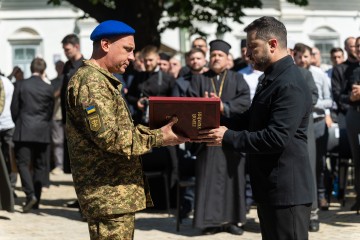Коли українці разом і коли ми працюємо на спільну мету, ми досягаємо надзвичайного – Президент відзначив українців та українок нагородами до Дня Конституції