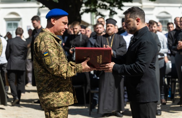 Коли українці разом і коли ми працюємо на спільну мету, ми досягаємо надзвичайного – Президент відзначив українців та українок нагородами до Дня Конституції