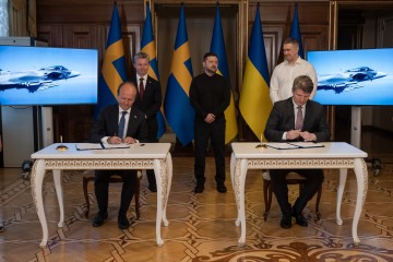 Україна та Швеція уклали угоду про закупівлю 16 винищувачів Gripen 