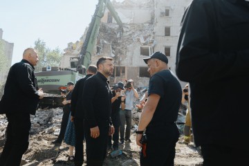 Президент ушанував пам’ять загиблих на місці російського удару по житловому будинку в Києві