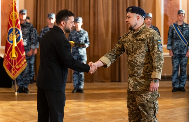 Президент зустрівся з воїнами ВМС, відзначив їх державними нагородами та оголосив про створення нової бригади протимінних кораблів і Військово-морської академії в Одесі