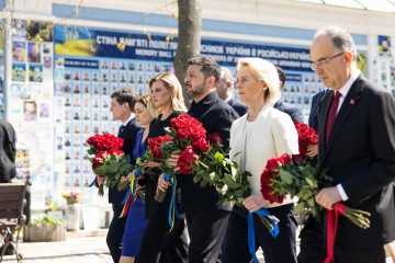 У День Української Державності Президент та перша леді разом з лідерами і представниками країн-партнерів вшанували пам’ять загиблих українських воїнів